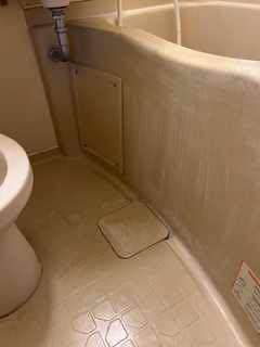 浴室クリーニング前の浴槽外側石鹸カス汚れ