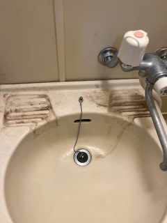 浴室クリーニング前の洗面ボウルの水垢汚れ