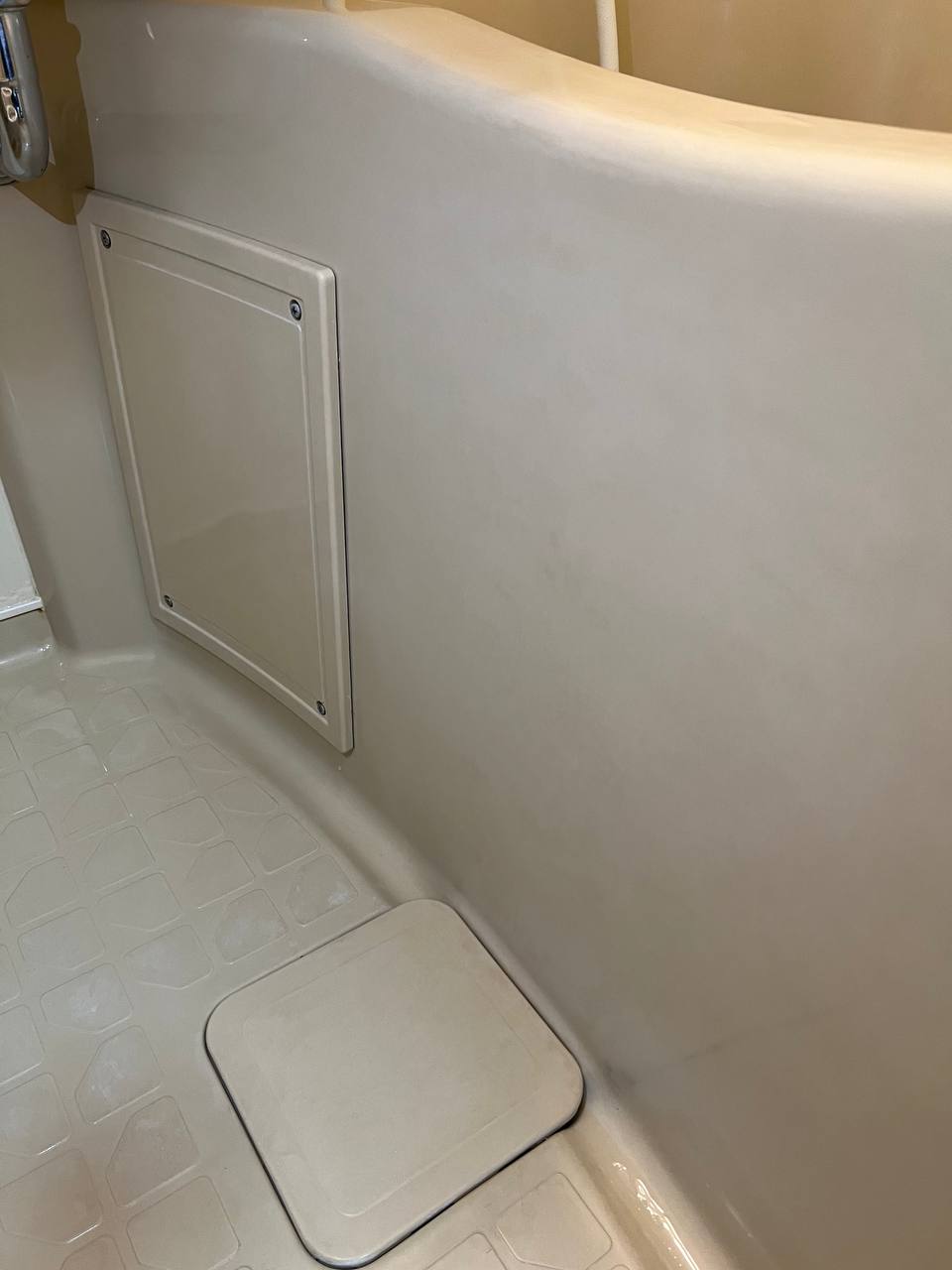 浴室クリーニング後の浴槽外側石鹸カス汚れ除去