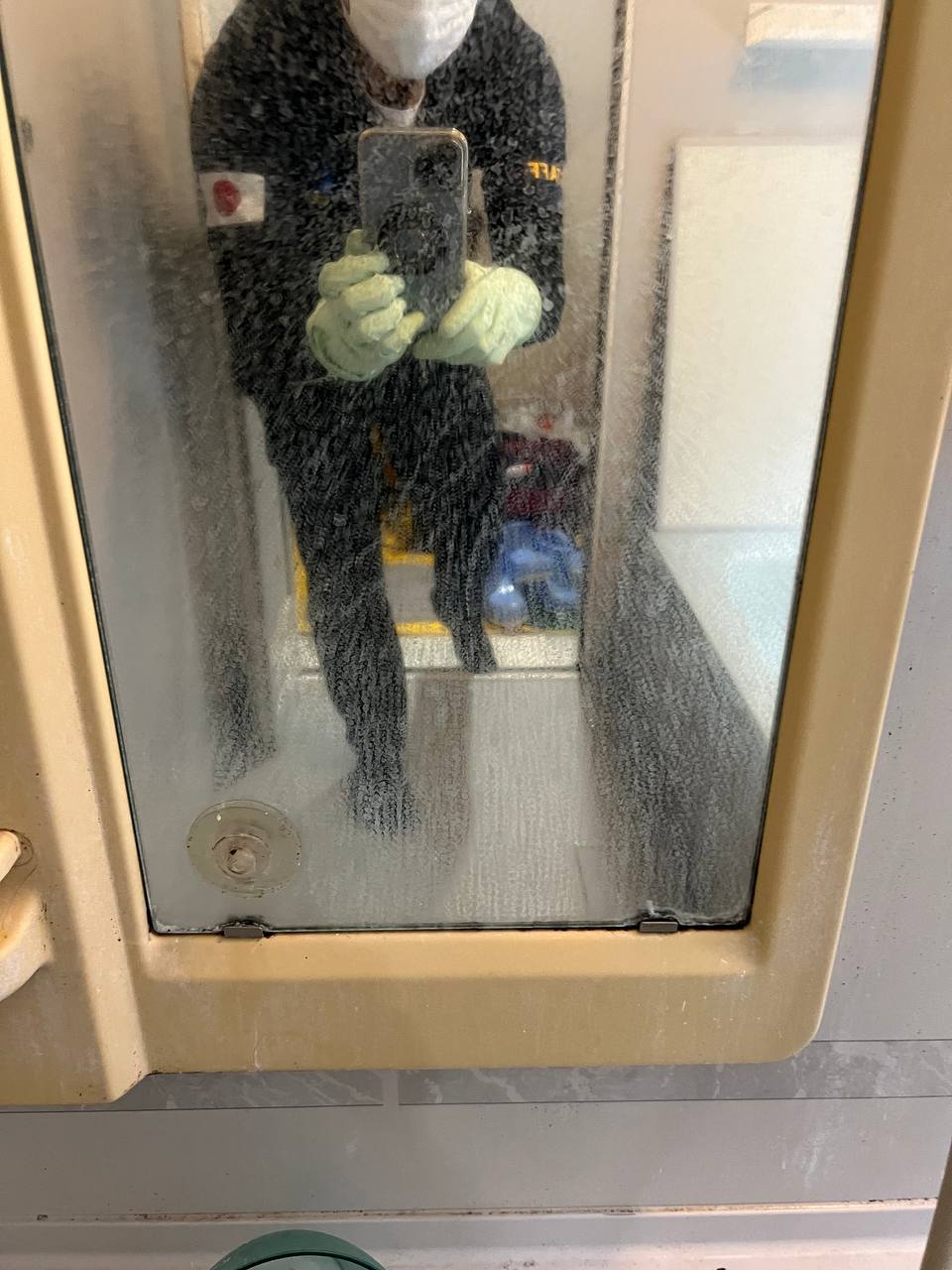 浴室鏡に水垢やウロコ状のカルキ汚れが広がり、くもって見える清掃前の状態｜おそうじフレッシュ