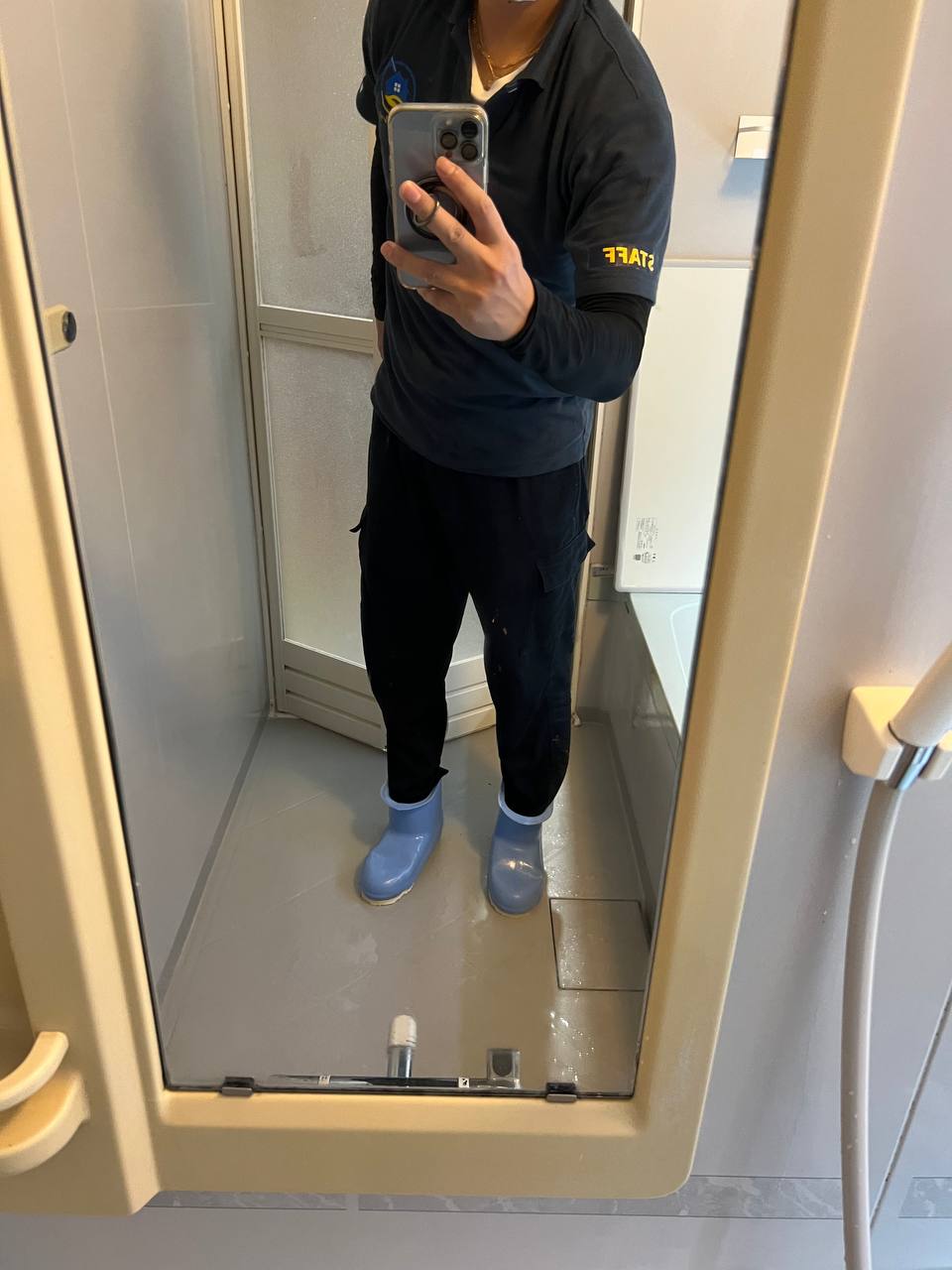 浴室鏡に付着していた水垢・ウロコ汚れを除去し、くもりが消えてクリアな反射に戻った鏡のafter写真｜おそうじフレッシュ