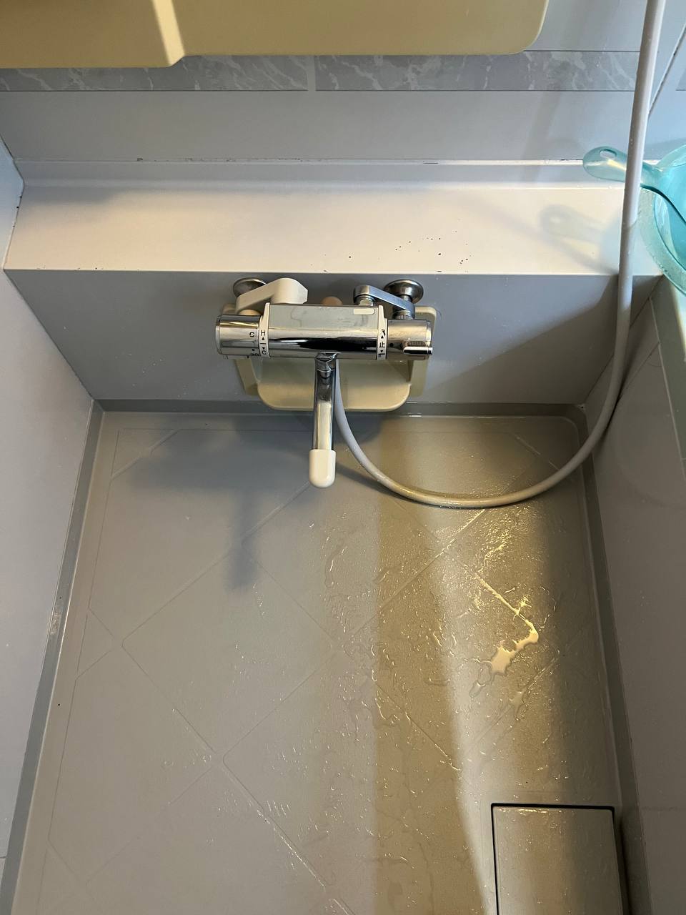 浴室クリーニングで床の黒ずみと石鹸カスを除去し、蛇口ステンレス部分も研磨して水垢を落とし、光沢のある清潔な状態に仕上げたafter写真｜おそうじフレッシュ