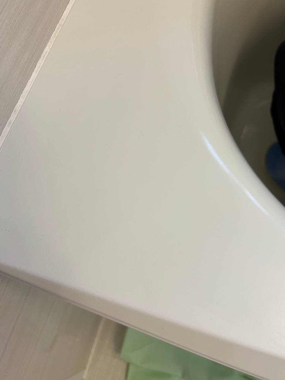 浴槽ふちに付着していた固い水垢とカルキ汚れを除去し、滑らかで清潔な状態に仕上げた浴室クリーニング後のafter写真｜おそうじフレッシュ