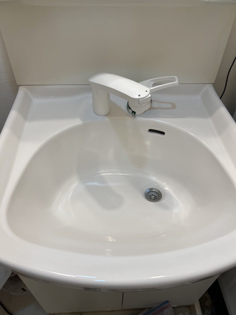 洗面ボウルの水垢や皮脂汚れを除去し、蛇口まわりまで明るく清潔に仕上げた洗面台クリーニング後の状態｜おそうじフレッシュ