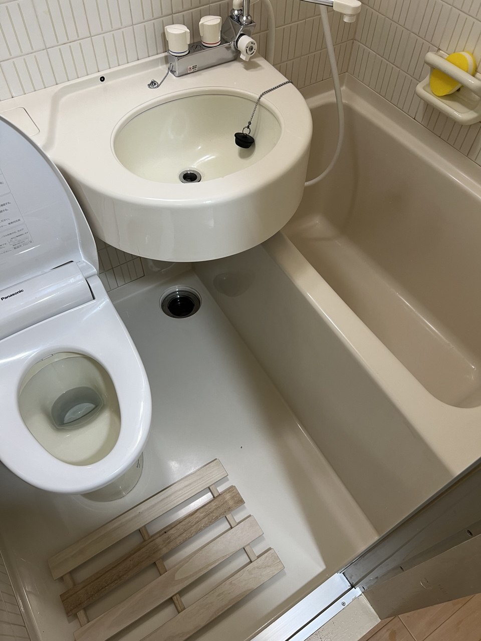 ユニットバス（UB）の浴槽・洗面ボウル・床をクリーニングし、水垢や皮脂汚れを除去して明るく仕上げた清掃後の状態｜おそうじフレッシュ