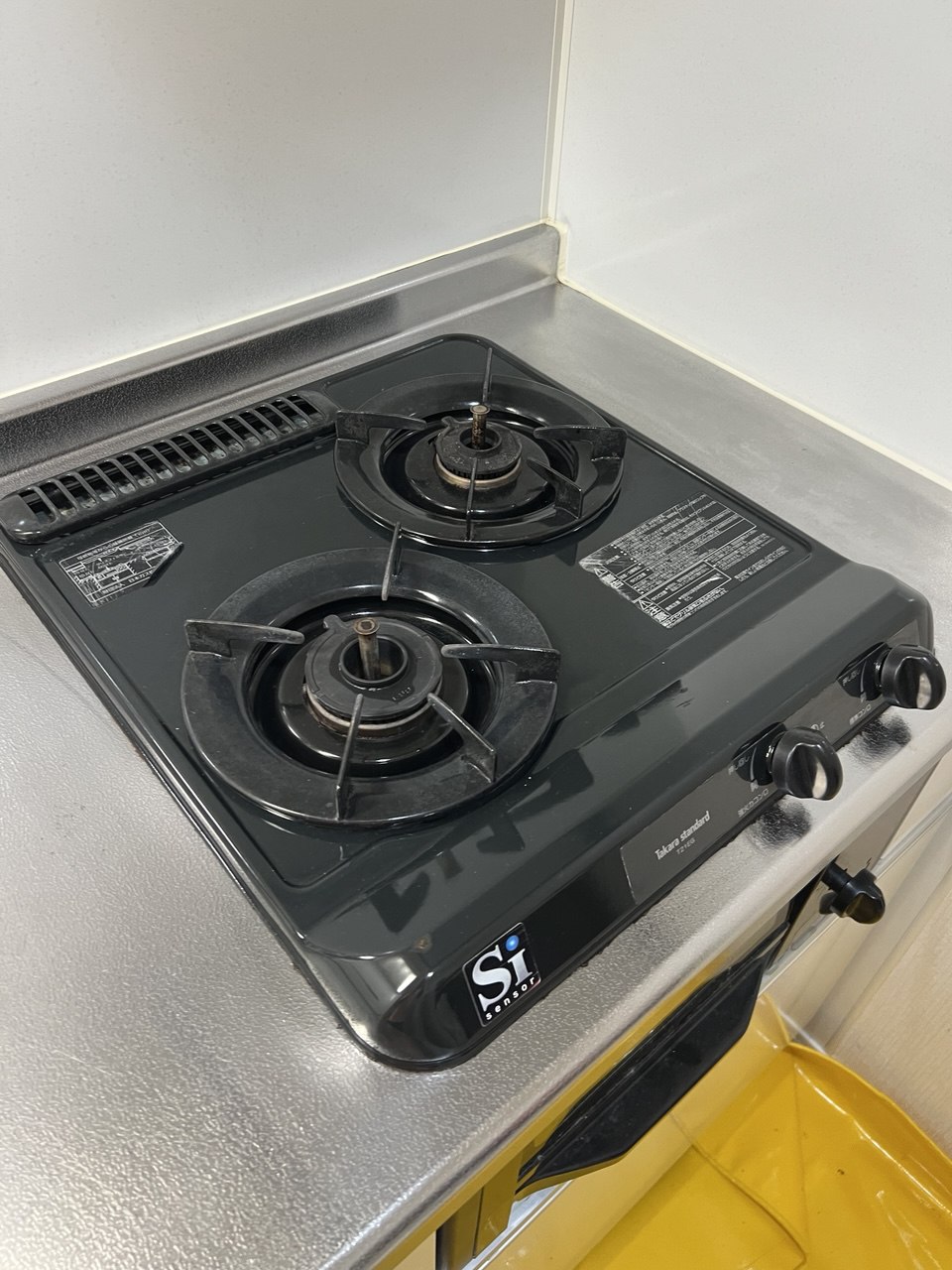 据え置き型二口ガスコンロをクリーニングし、焦げ付き・油汚れ・吹きこぼれ跡を除去して天板と五徳の光沢を復元したafter写真｜キッチンクリーニング・おそうじフレッシュ
