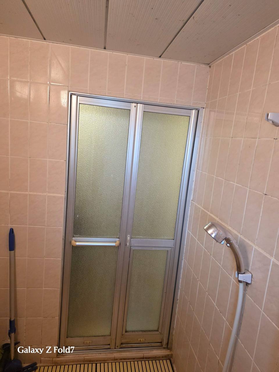 浴室ドアの枠にカビや黒ずみ汚れが付着した清掃前の状態｜おそうじフレッシュ