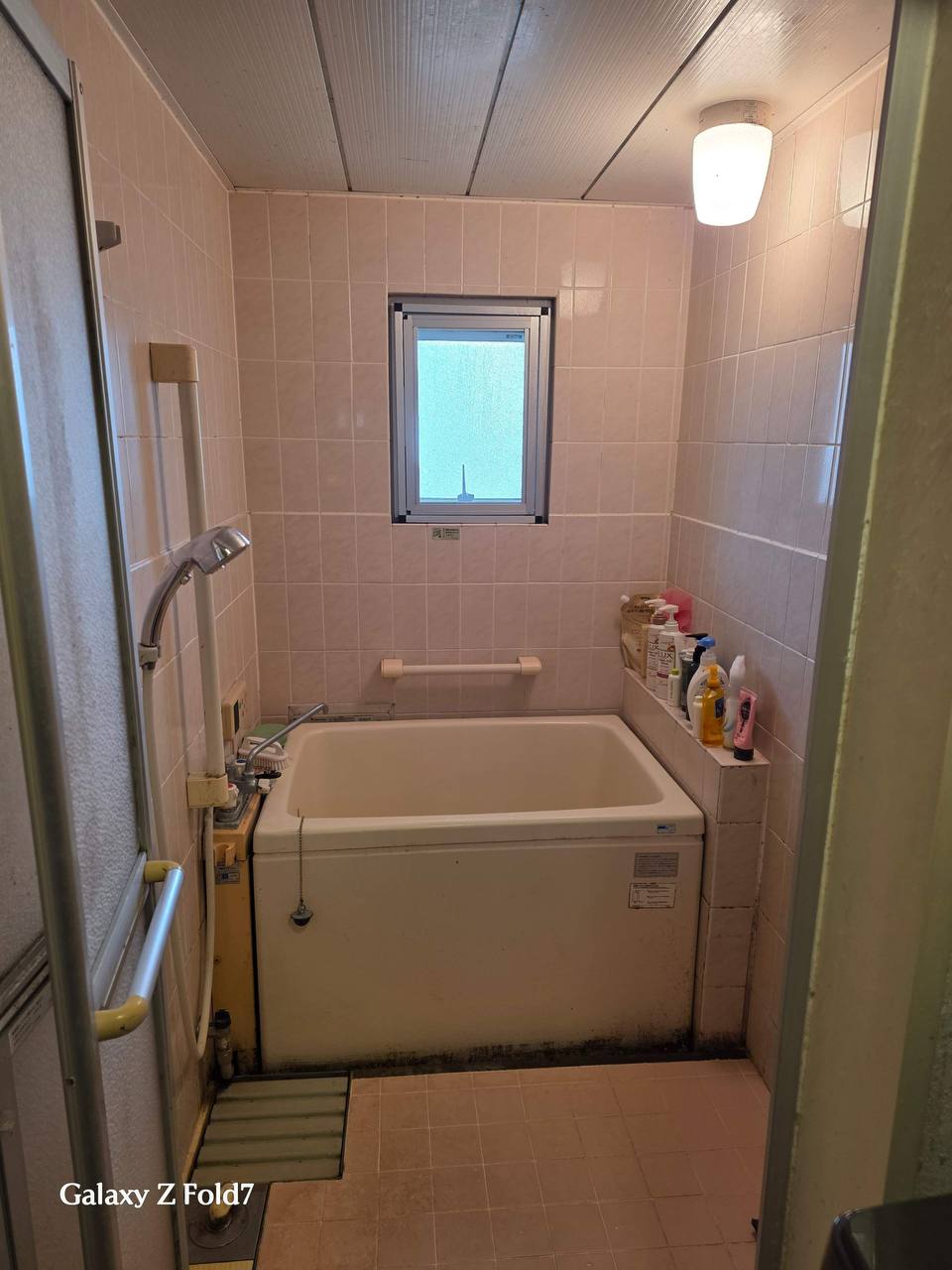 浴室床の黒ずみ・カビ・石鹸カス汚れが蓄積し、排水口まわりにも汚れが残っている清掃前の状態｜おそうじフレッシュ