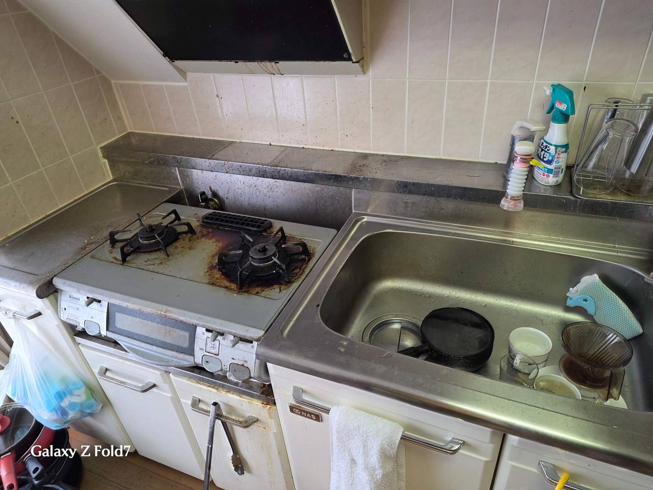 キッチンクリーニング前のキッチン全体の汚れ