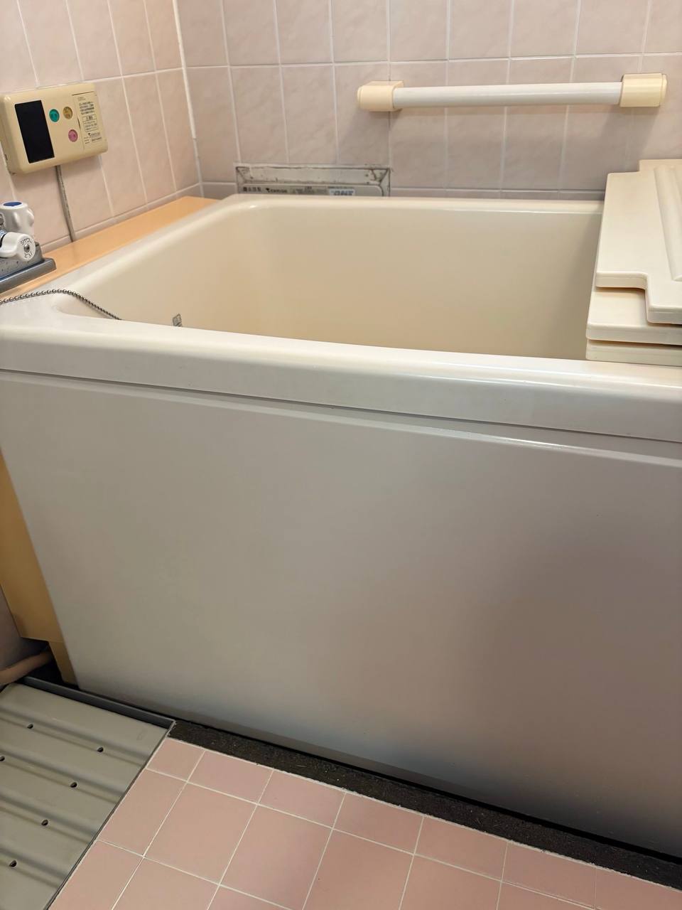 浴室クリーニング後の浴槽外側面と床の水垢汚れ除去