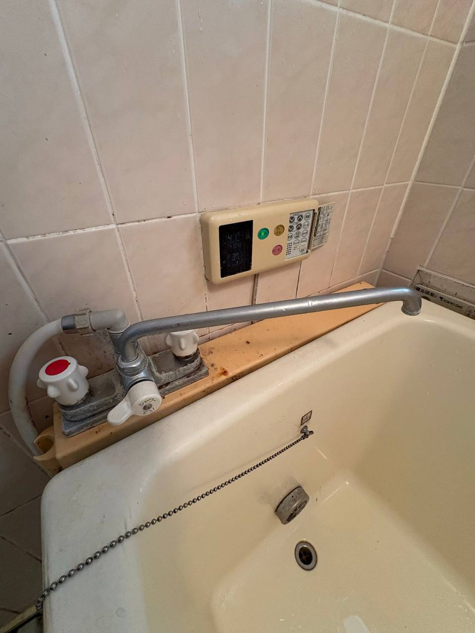 浴室クリーニング前の浴槽、壁面、蛇口の汚れ