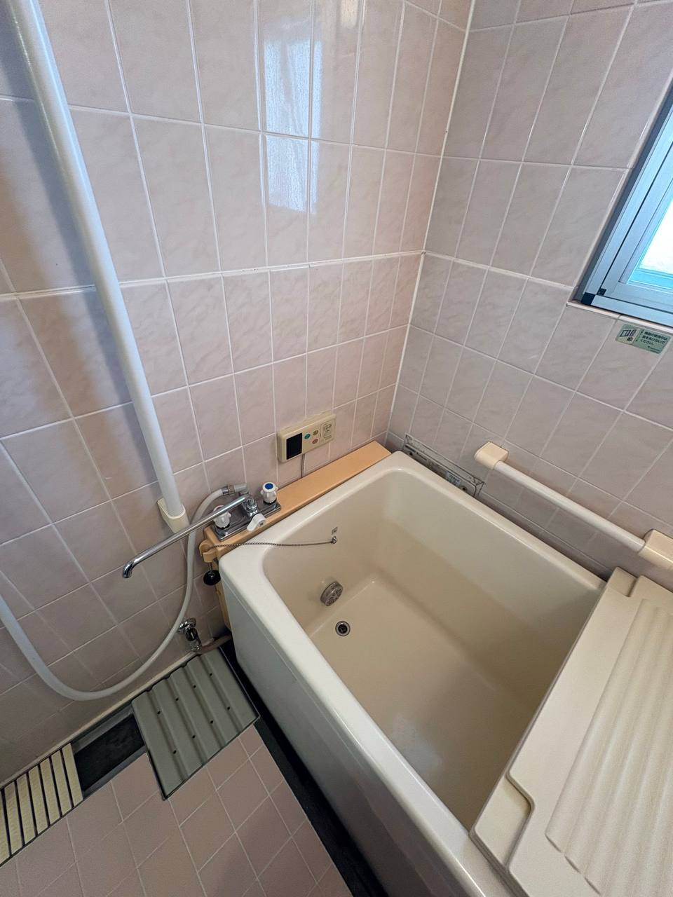 浴室クリーニング後の浴槽、壁面、蛇口の汚れ除去