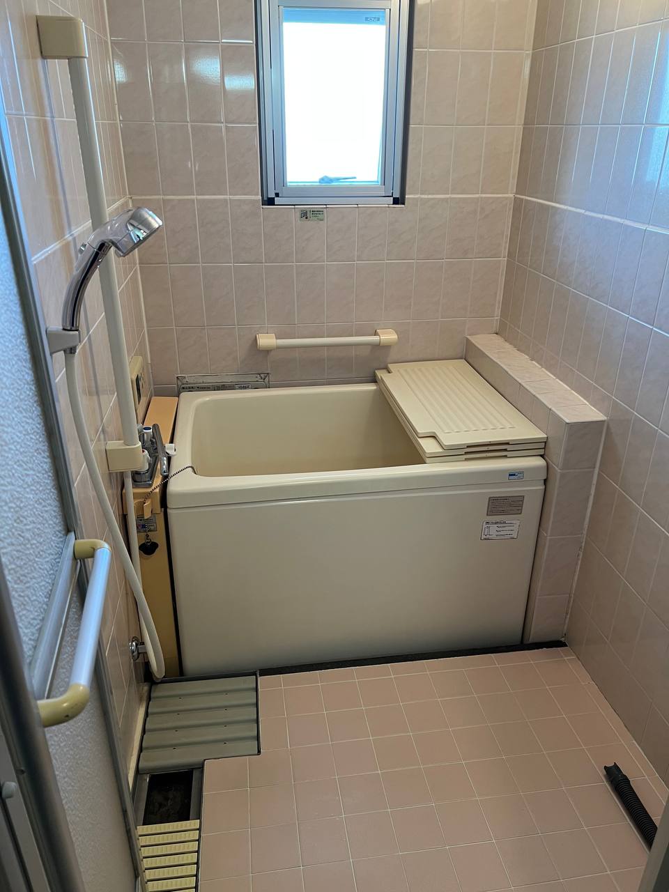 浴室クリーニングで床の黒ずみ・カビ・石鹸カスを除去し、排水口まわりまで明るく清潔に仕上げたafter写真｜おそうじフレッシュ