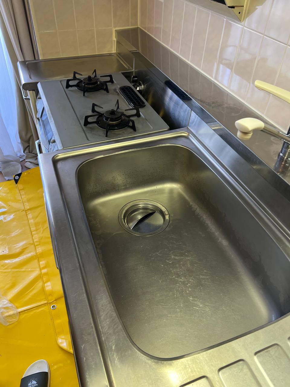 ステンレスシンクのくすみ・水垢・油膜を落とし、ガスコンロと天板も丁寧にクリーニングして清潔感を復元したキッチンクリーニング後のafter写真｜おそうじフレッシュ