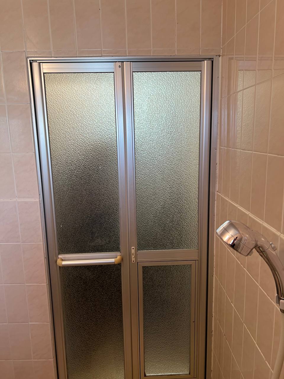 浴室ドアの枠をクリーニングし、カビと黒ずみを除去して明るく清潔に仕上げたafter写真｜おそうじフレッシュ