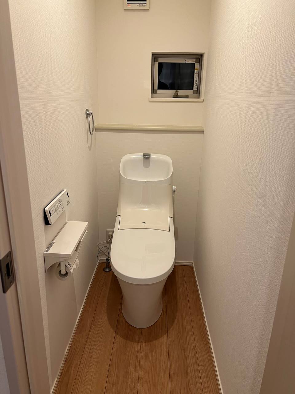 トイレクリーニングで便器の尿石や黄ばみを除去し、床と壁面まで明るく仕上げた清掃後のトイレの状態｜おそうじフレッシュ