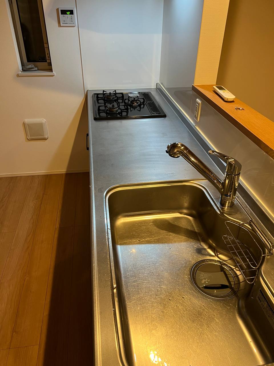 ステンレスキッチンを専門清掃で磨き上げ、シンクの水垢・くすみ・油汚れを除去。ガスコンロ周りも同時にクリーニングし、全体が光沢ある仕上がりになったafter写真｜おそうじフレッシュ