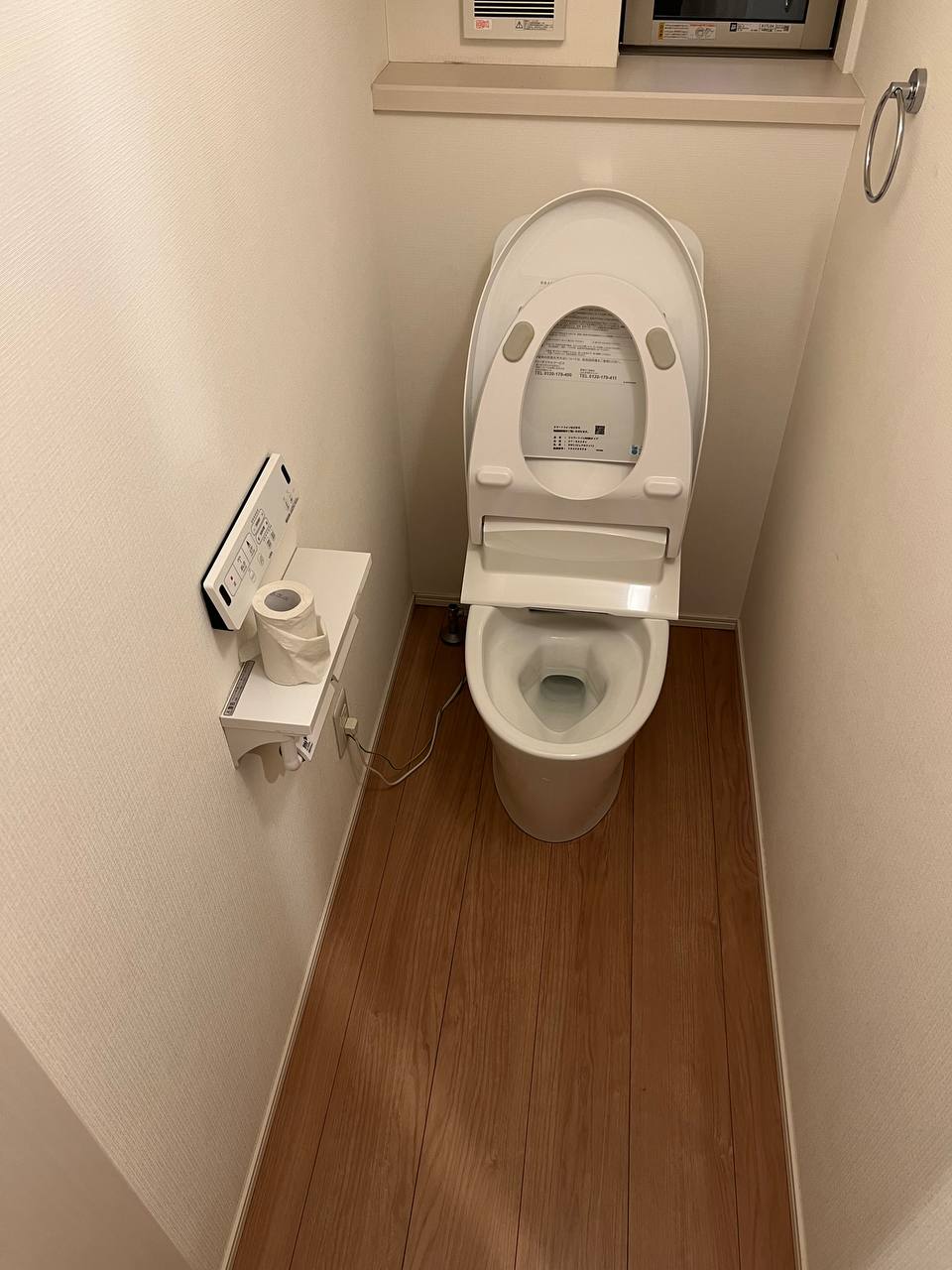 トイレクリーニングで便器の尿石や黄ばみを除去し、床と壁面まで明るく仕上げた清掃後のトイレの状態｜おそうじフレッシュ