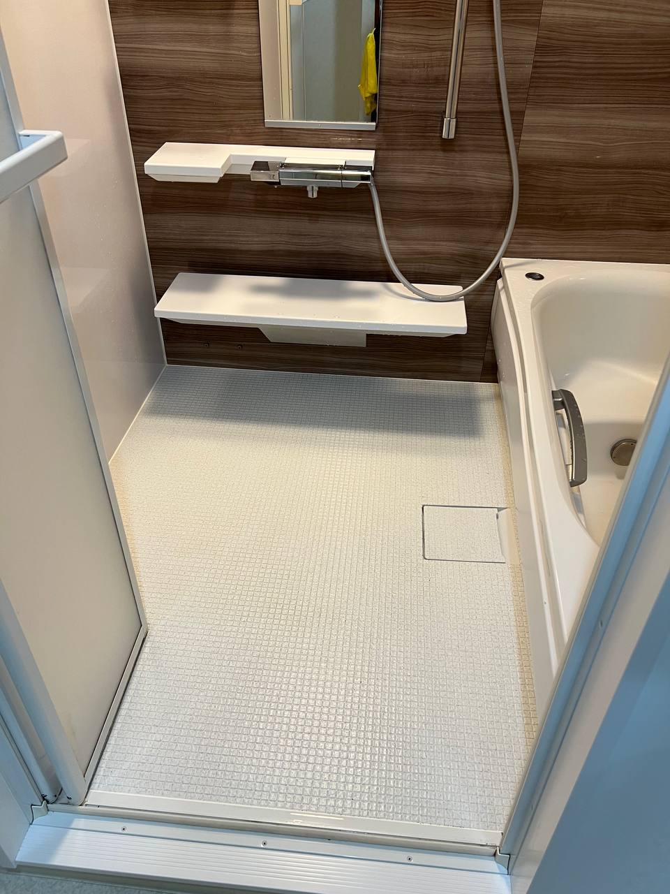 浴室クリーニングで床の黒ずみや水垢を除去し、壁面パネル・鏡・棚まで明るく清潔に仕上げた清掃後の状態｜おそうじフレッシュ