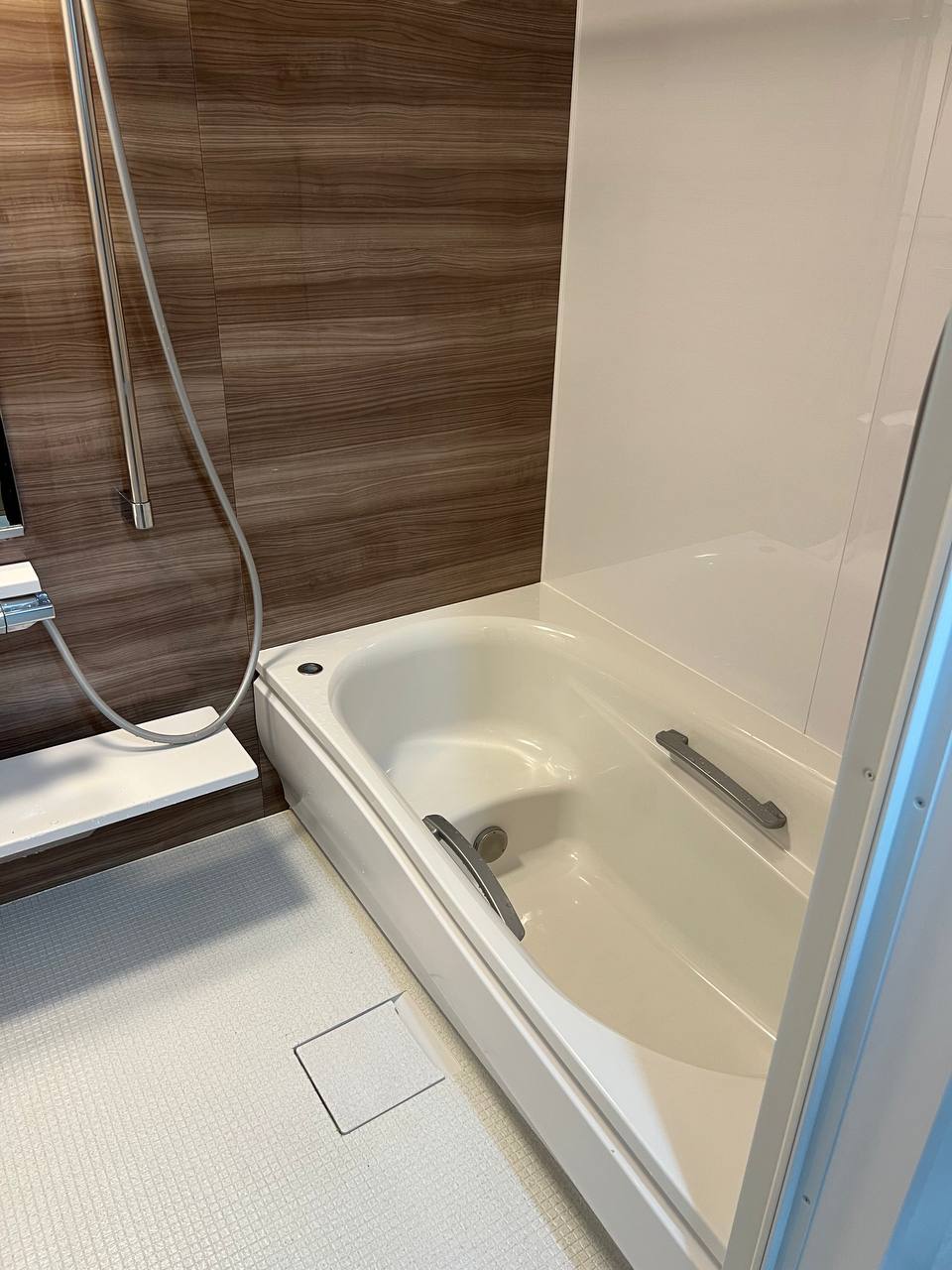 浴槽・床・壁面の水垢や皮脂汚れを除去し、浴室全体を清潔に仕上げた浴室クリーニング後のafter写真｜おそうじフレッシュ