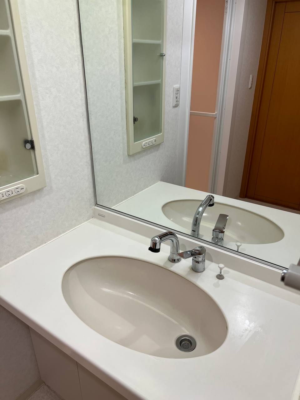 洗面カウンター・洗面ボウル・鏡をクリーニングし、水垢とくもりを除去して明るく仕上げた洗面所のafter写真｜おそうじフレッシュ