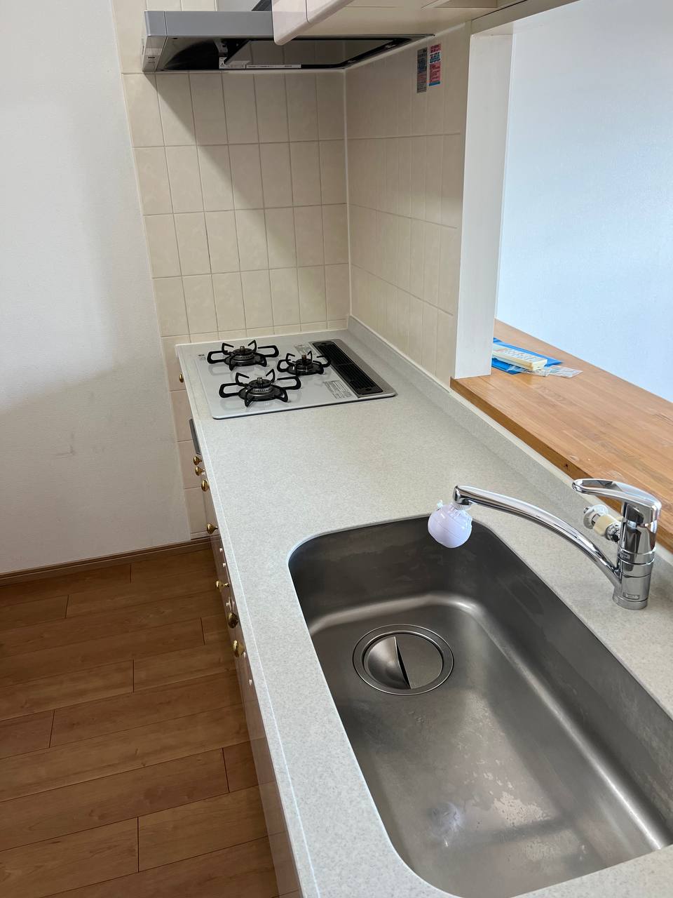 ガスコンロ・シンク・ワークトップをまとめてクリーニングし、油汚れ・水垢・くすみを除去してキッチン全体を明るく清潔に仕上げたafter写真｜おそうじフレッシュ