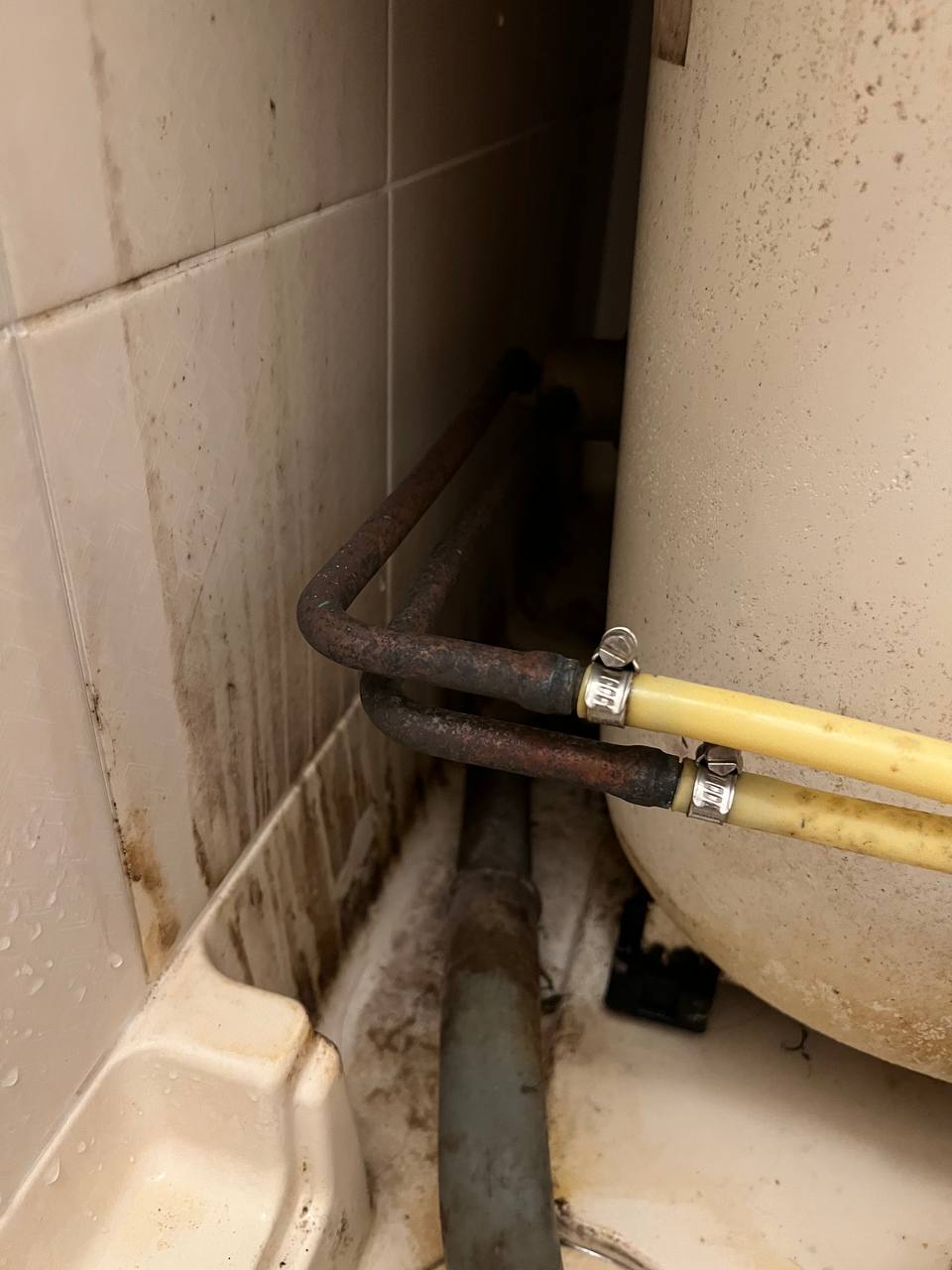 浴室エプロン内部の配管まわりにカビ・黒ずみ・石鹸カス汚れが蓄積している清掃前の状態｜おそうじフレッシュ