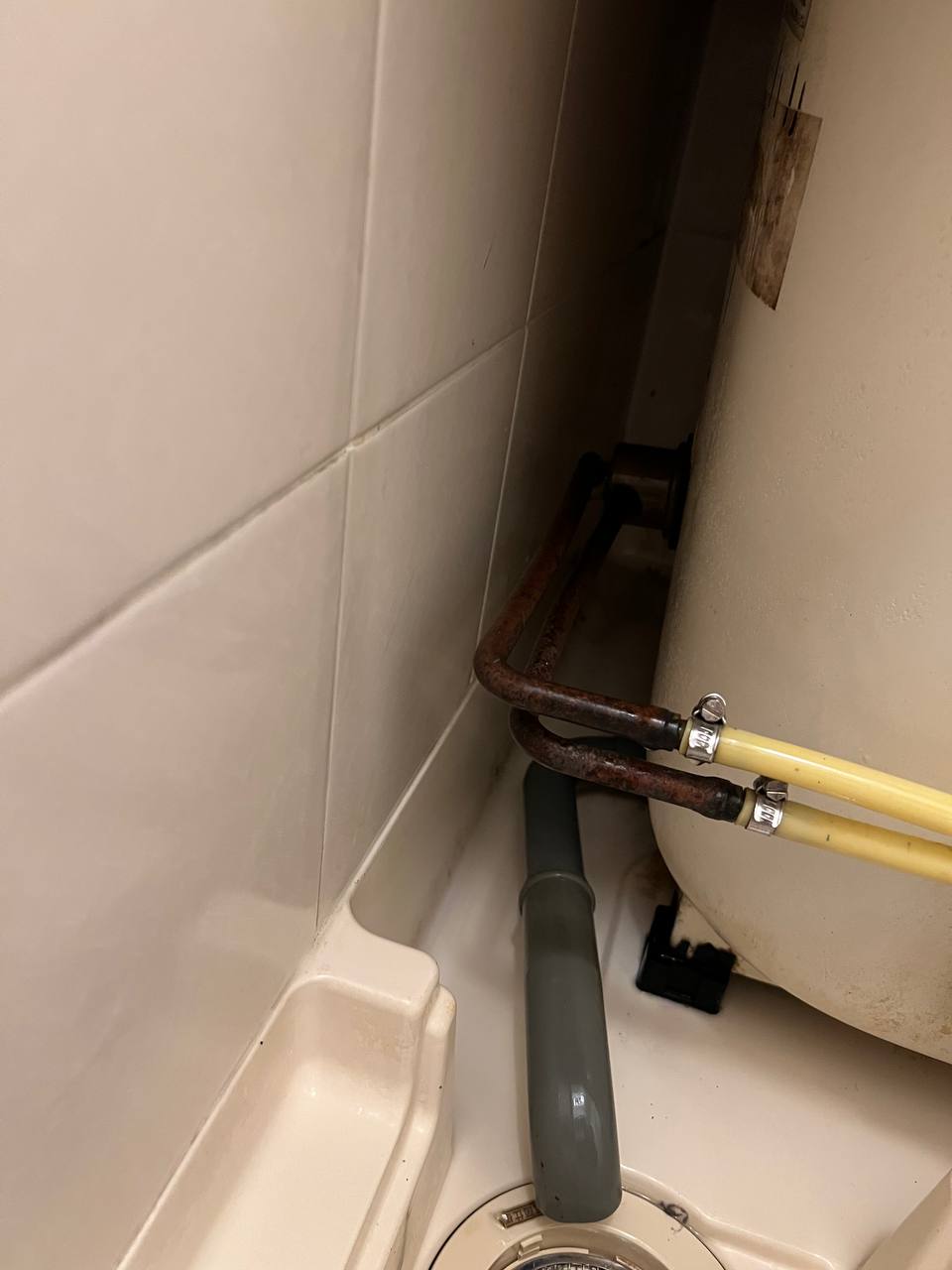 浴室エプロン内部を分解クリーニングし、配管まわりのカビ・黒ずみ・石鹸カスを除去して清潔に仕上げたafter写真｜おそうじフレッシュ