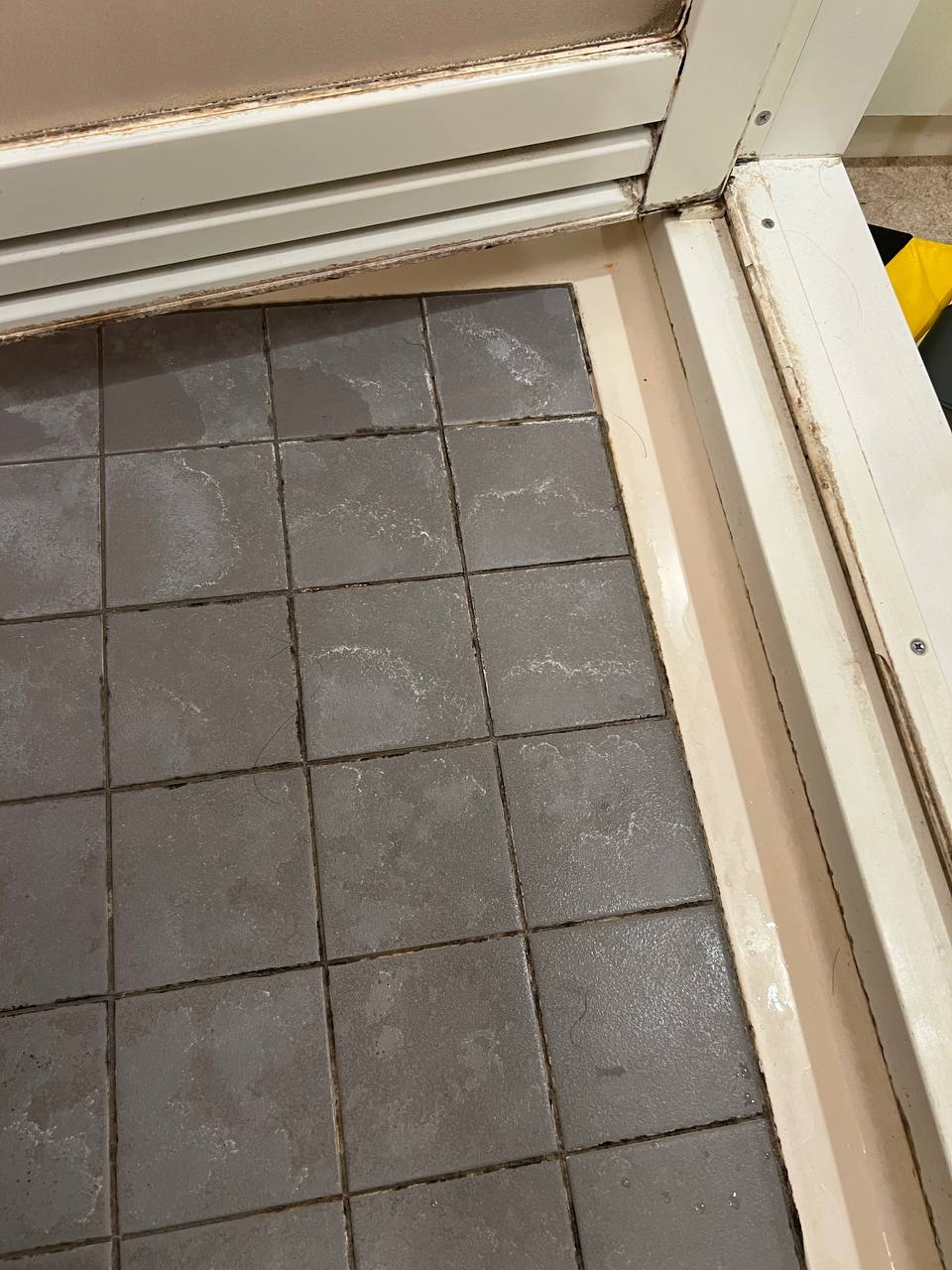 浴室の床タイルに水垢・黒ずみ・石鹸カス汚れが広がっている清掃前の状態｜おそうじフレッシュ