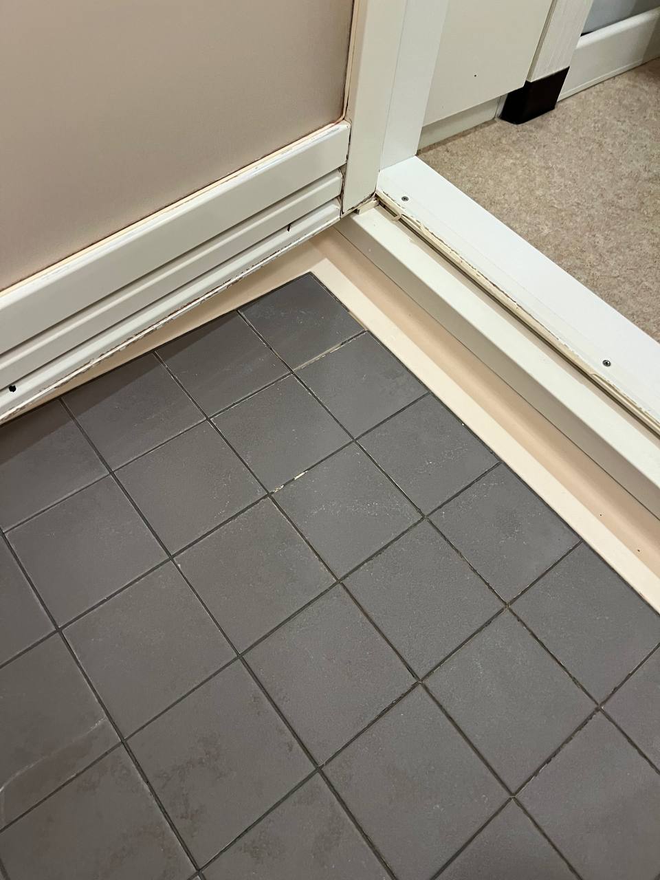 浴室クリーニングで床タイルの水垢・黒ずみ・石鹸カスを除去し、タイル本来の色と質感を取り戻したafter写真｜おそうじフレッシュ