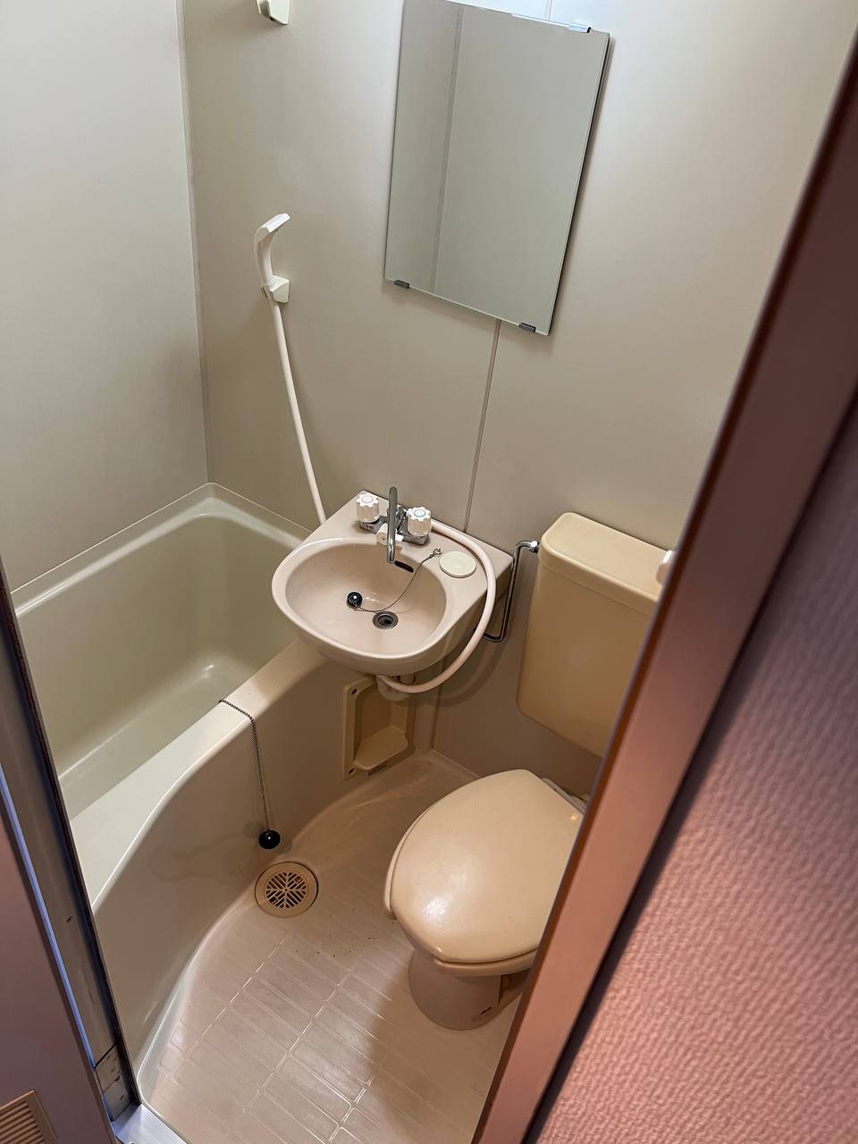 浴室クリーニングで洗面台の水垢と排水まわりの汚れを除去し、浴槽と床を丁寧に洗浄した清掃後の仕上がり写真｜おそうじフレッシュ