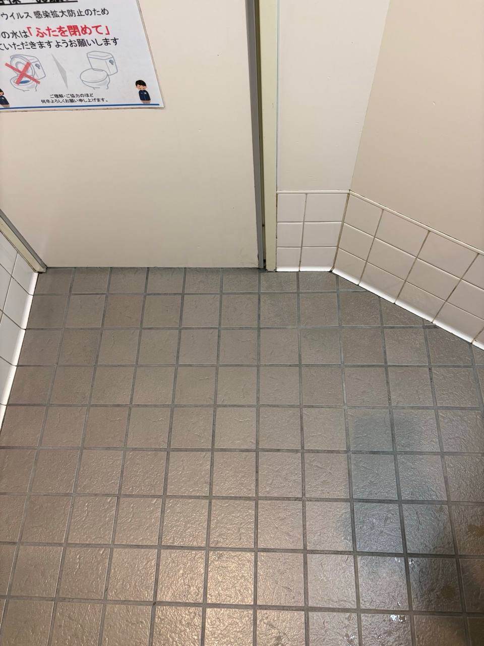 コンビニのトイレは利用者が非常に多く、床タイルの黒ずみや尿石汚れが蓄積しやすい場所です。おそうじフレッシュでは、ファミリーマートをはじめ各コンビニのトイレを「プロの洗浄技術」で徹底清掃。黒ずみ・カビ・尿石・ニオイの原因を根本から除去し、明るく清潔な状態に仕上げます。