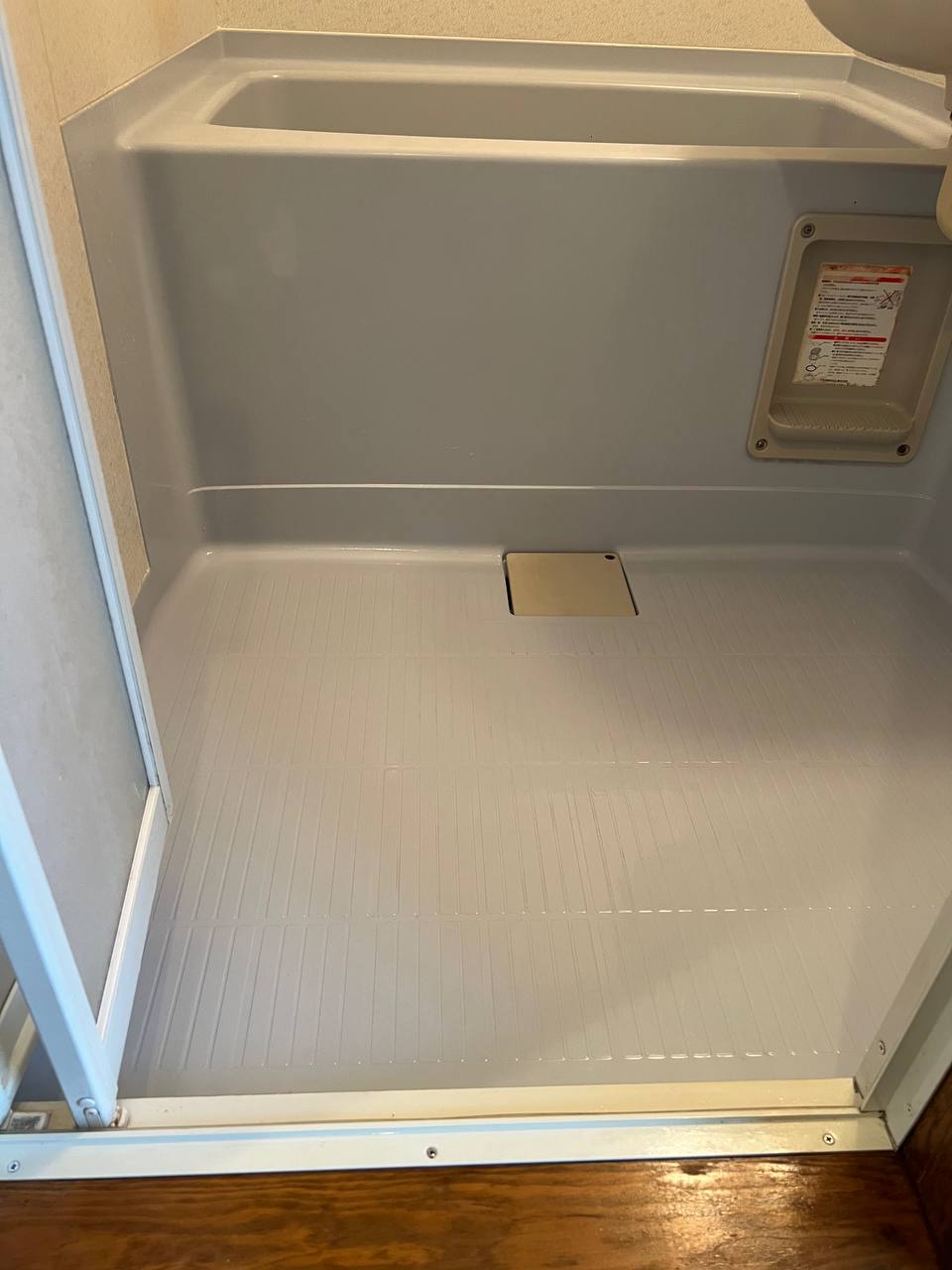 浴室クリーニングで床の黒ずみ・カビ・石鹸カスを除去し、排水口まわりまで明るく清潔に仕上げたafter写真｜おそうじフレッシュ