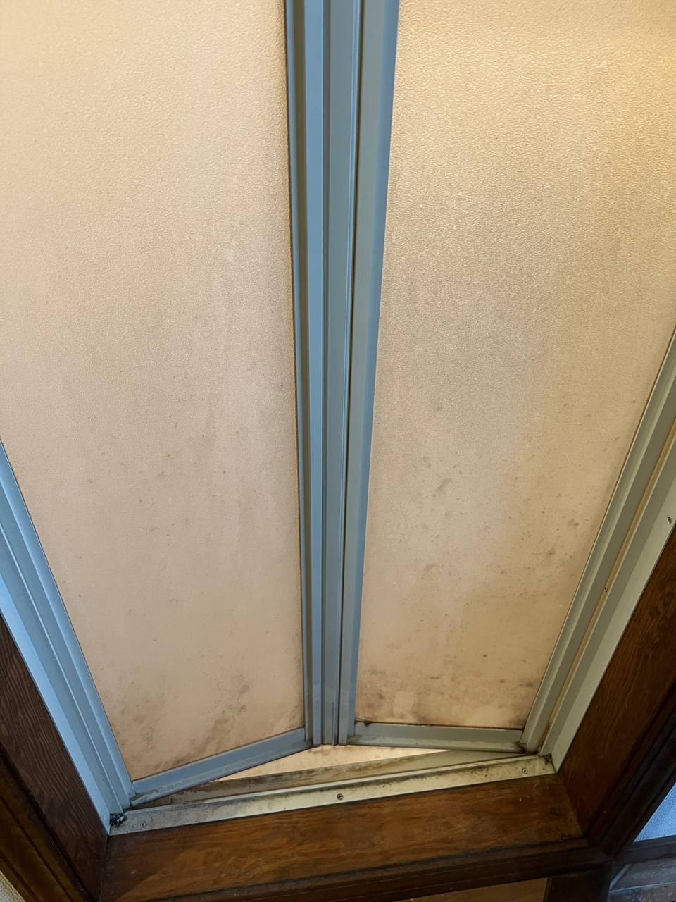 浴室ドアの枠にカビや黒ずみ汚れが付着した清掃前の状態｜おそうじフレッシュ