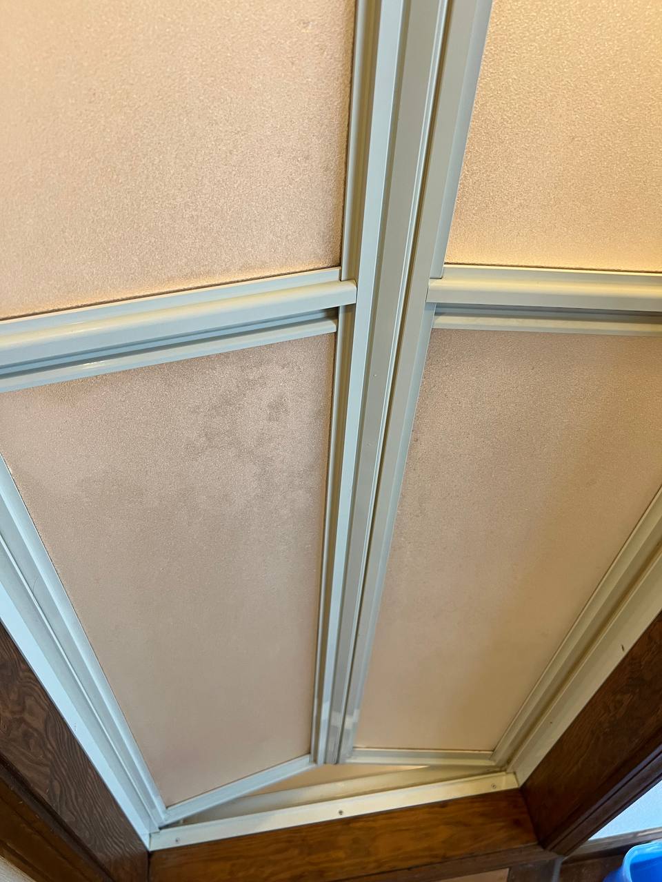 浴室ドアの枠をクリーニングし、カビと黒ずみを除去して明るく清潔に仕上げたafter写真｜おそうじフレッシュ