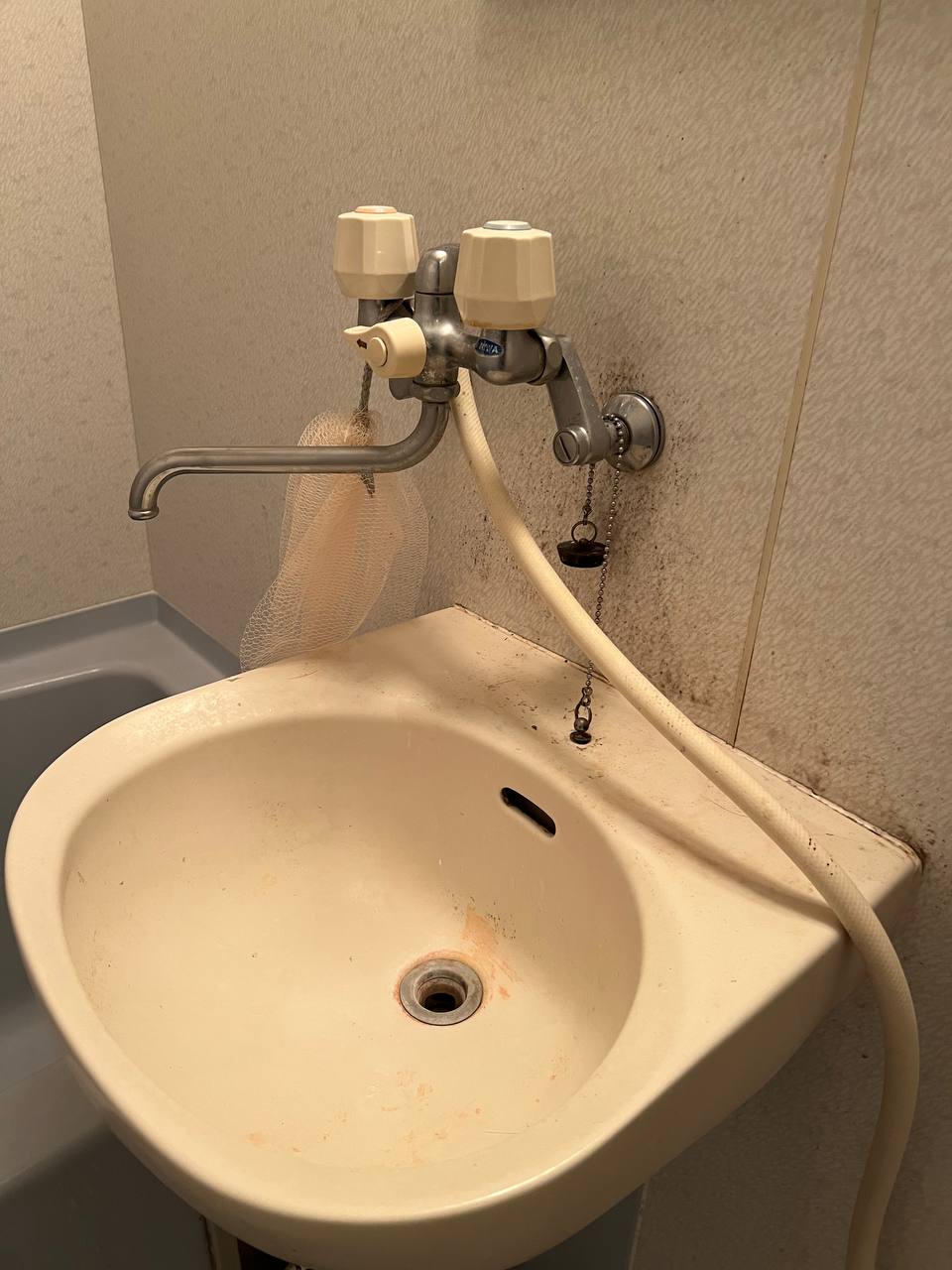 洗面台クリーニング前で、黄ばみ・カビ・水垢が蓄積した洗面ボウルのbefore状態｜おそうじフレッシュ