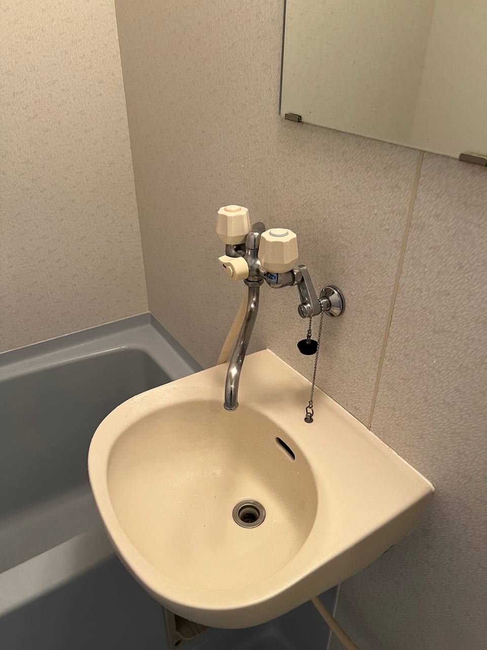 洗面台クリーニングで洗面ボウルの黄ばみと水垢を除去し、蛇口まわりまで明るく仕上げた清掃後のafter写真｜おそうじフレッシュ