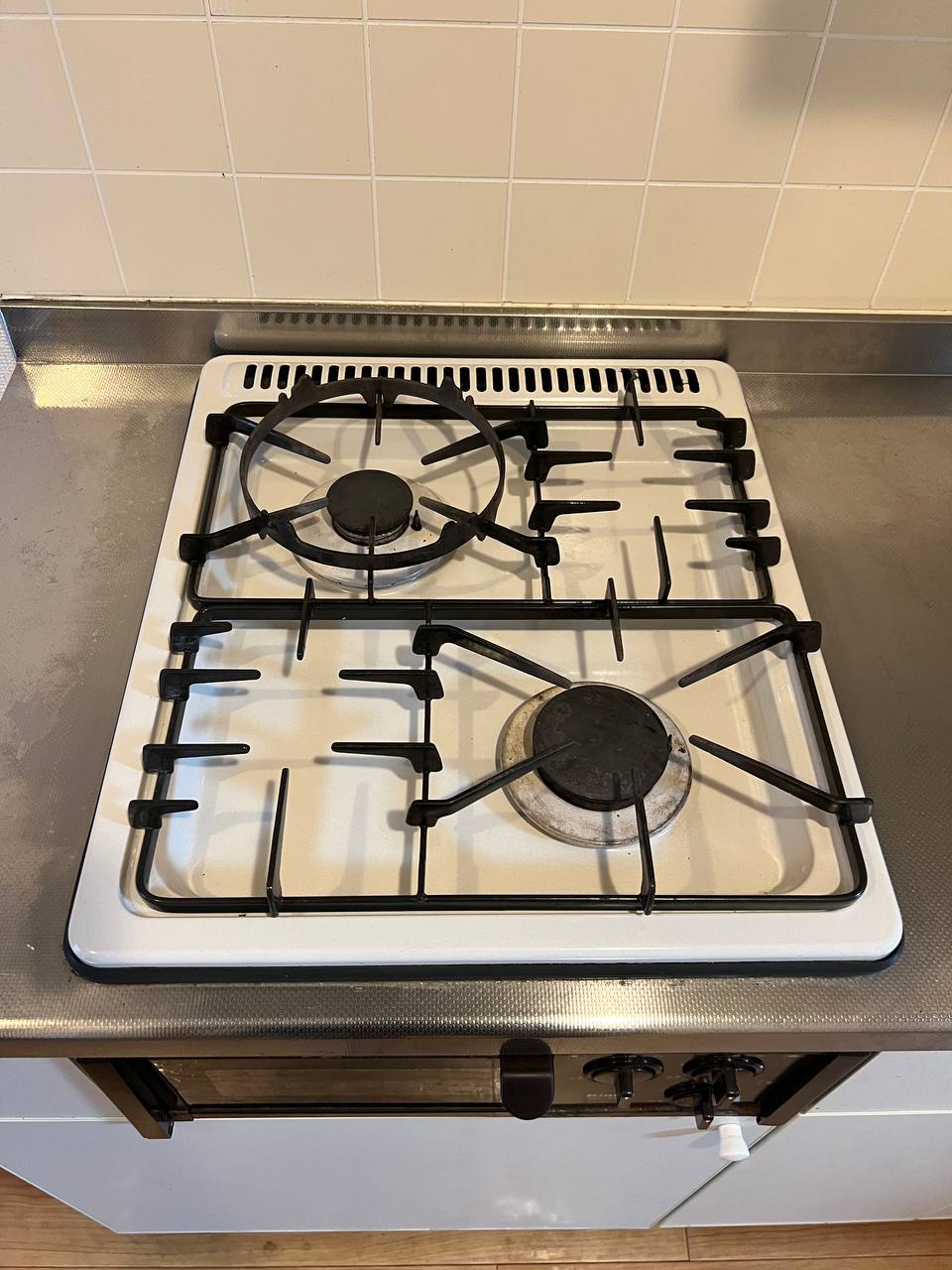ガスコンロの五徳と天板の焦げ付き・油汚れを除去し、全体を光沢のある清潔な状態へ仕上げたafter写真｜おそうじフレッシュ