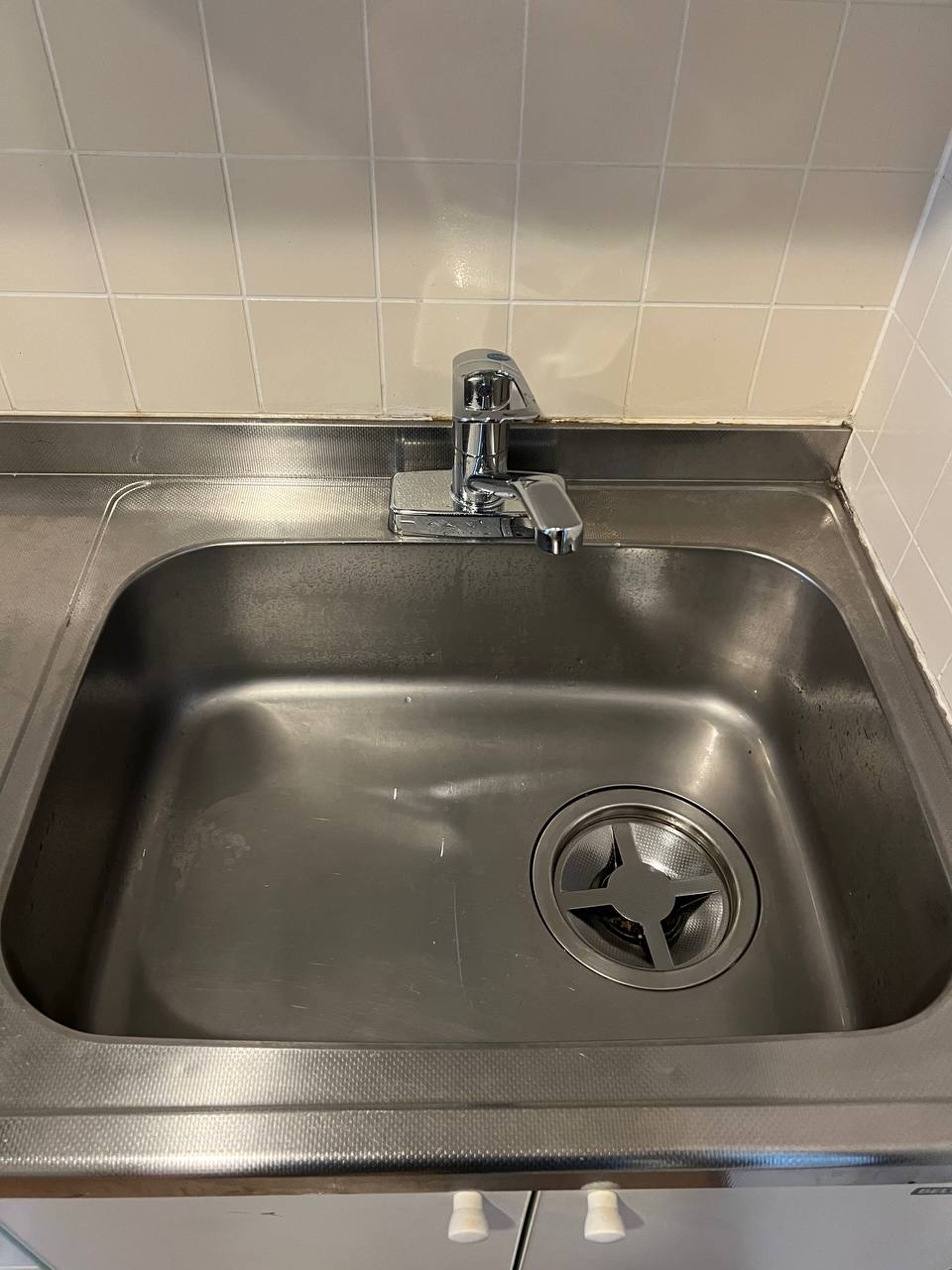 ステンレスシンクをクリーニングし、油汚れ・水垢・固着汚れを除去して光沢を取り戻したafter写真｜おそうじフレッシュ