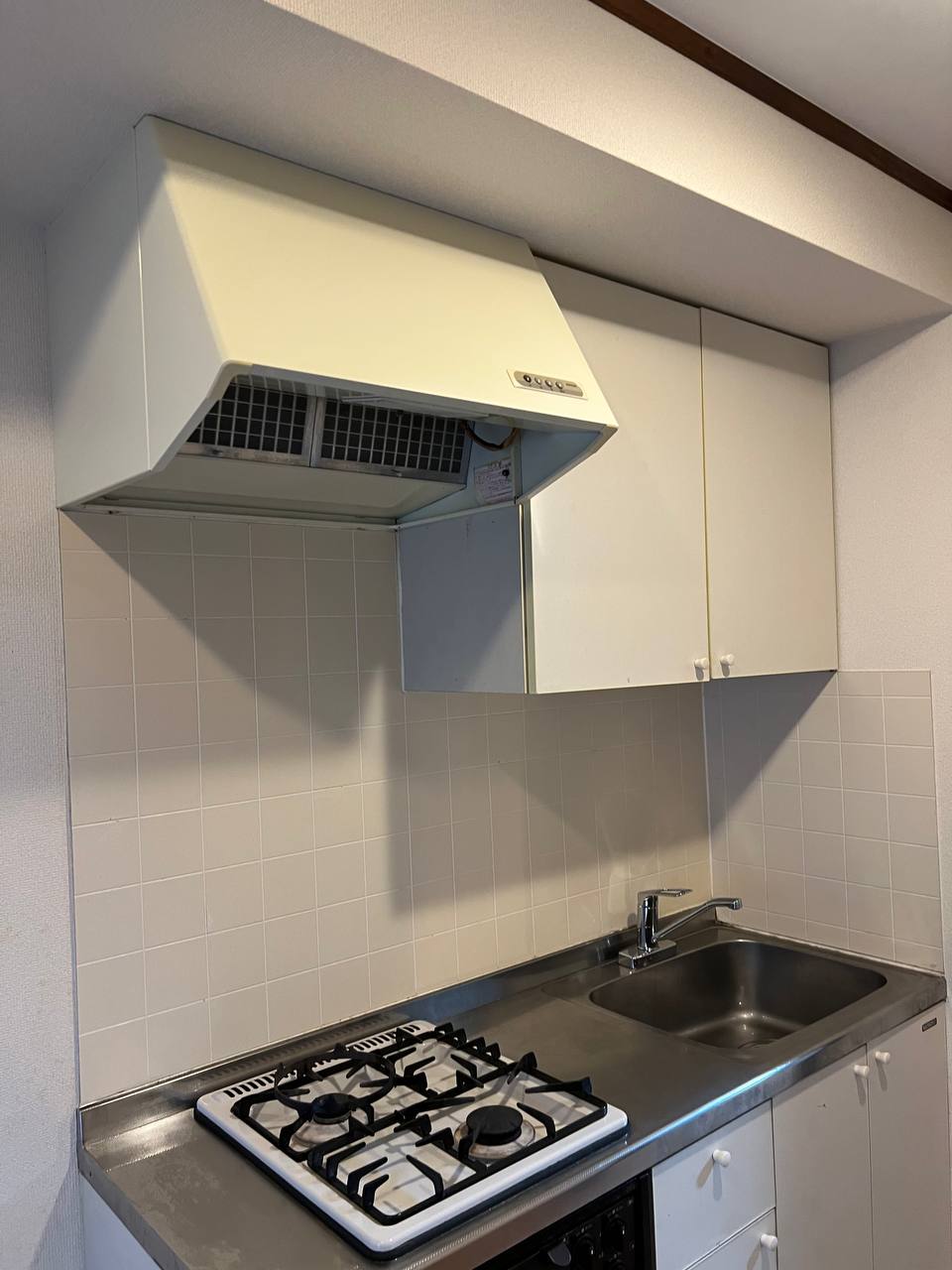 レンジフード・ガスコンロ・シンクをまとめてクリーニングし、油汚れ・焦げ付き・水垢を除去してキッチン全体を明るく清潔に仕上げたafter写真｜おそうじフレッシュ