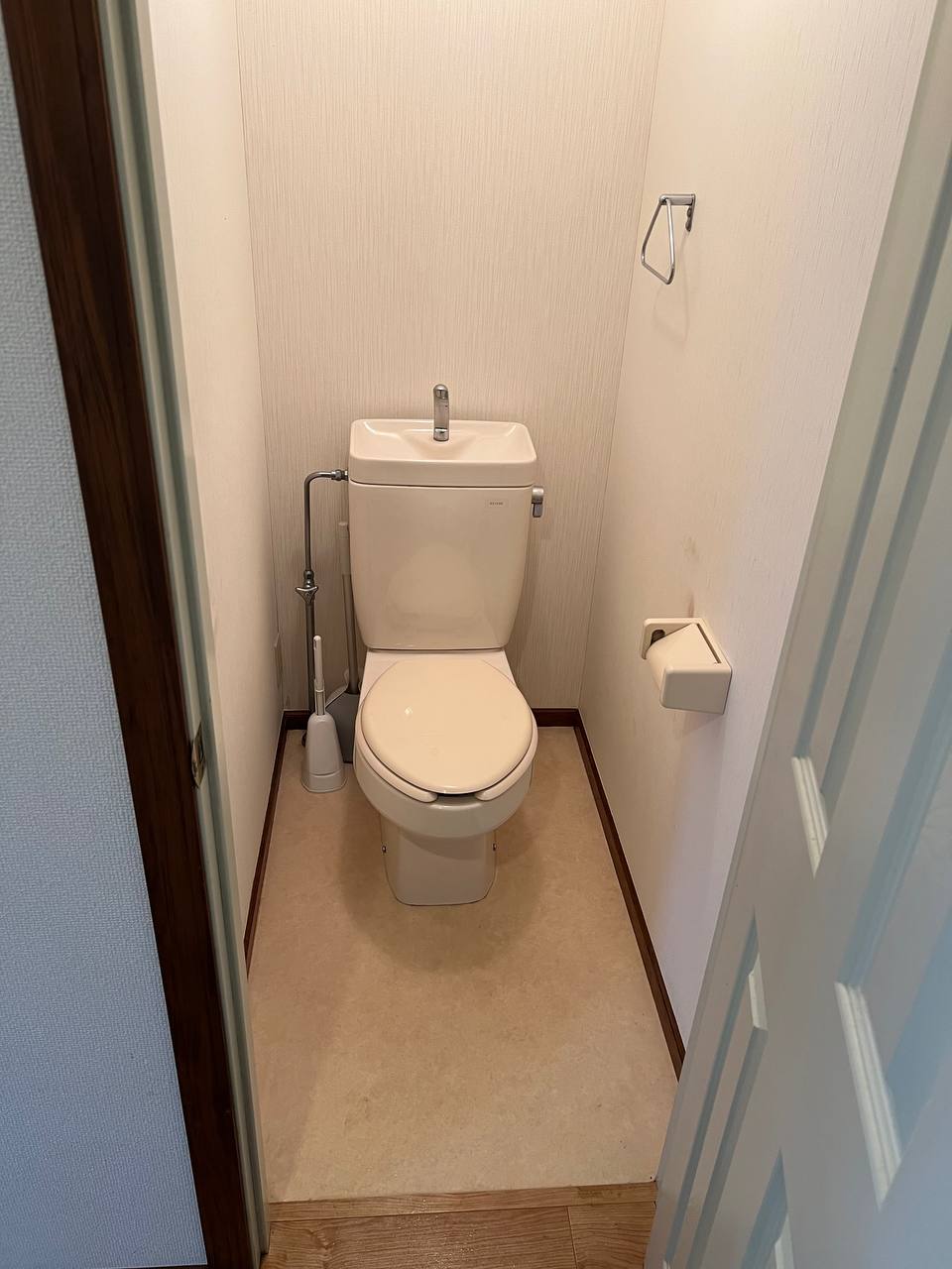 トイレ清掃で尿石と黄ばみを除去し、便器・床を除菌洗浄して明るく仕上げた清掃後のトイレのafter写真｜おそうじフレッシュ