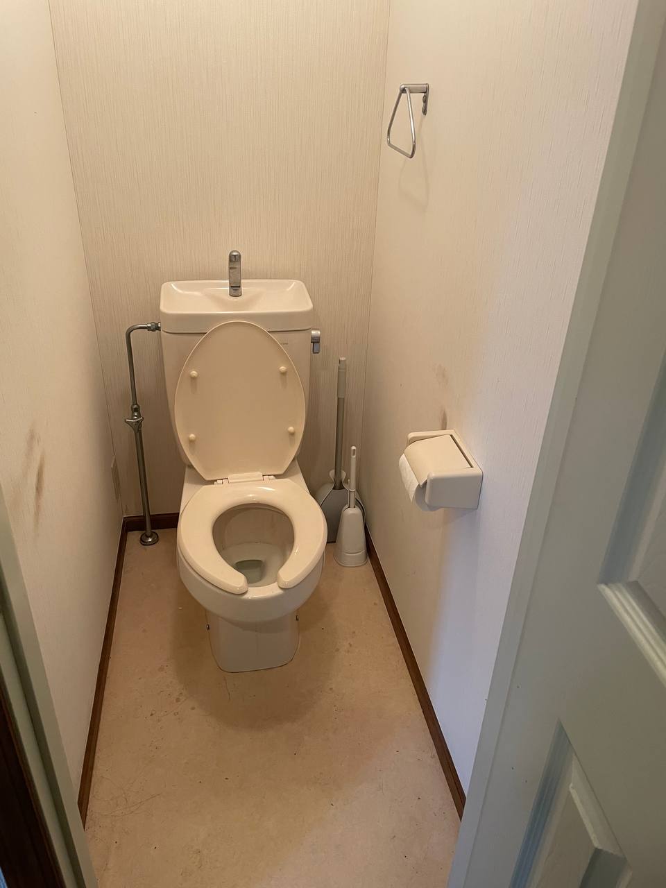 トイレ清掃前の状態で、便器の黄ばみ・尿石汚れ・床の黒ずみが残っている空室トイレのbefore写真｜おそうじフレッシュ