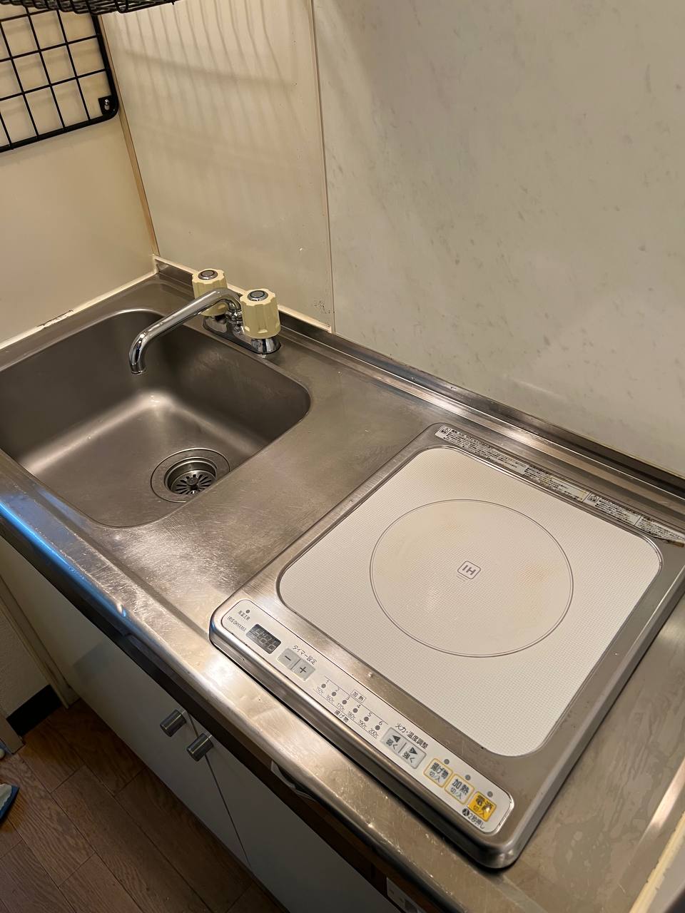 IHコンロとステンレスシンクの油汚れ・焦げ・水垢を丁寧に落とし、光沢を取り戻したキッチンクリーニング後のafter写真｜おそうじフレッシュ