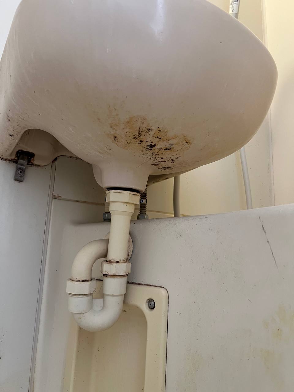 洗面台クリーニング前で、黄ばみ・カビ・水垢が蓄積した洗面ボウルのbefore状態｜おそうじフレッシュ