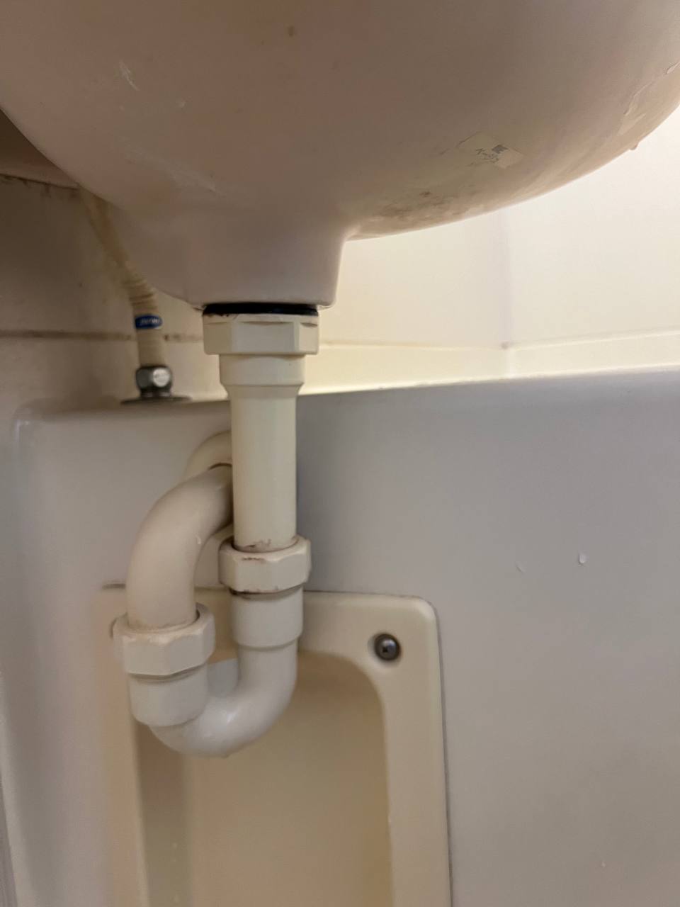 洗面台クリーニングで洗面ボウルの黄ばみと水垢を除去し、蛇口まわりまで明るく仕上げた清掃後のafter写真｜おそうじフレッシュ