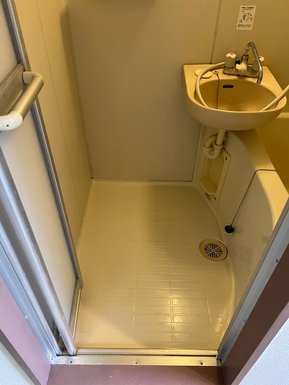 浴室クリーニングで床の黒ずみ・カビ・石鹸カスを除去し、排水口まわりまで明るく清潔に仕上げたafter写真｜おそうじフレッシュ