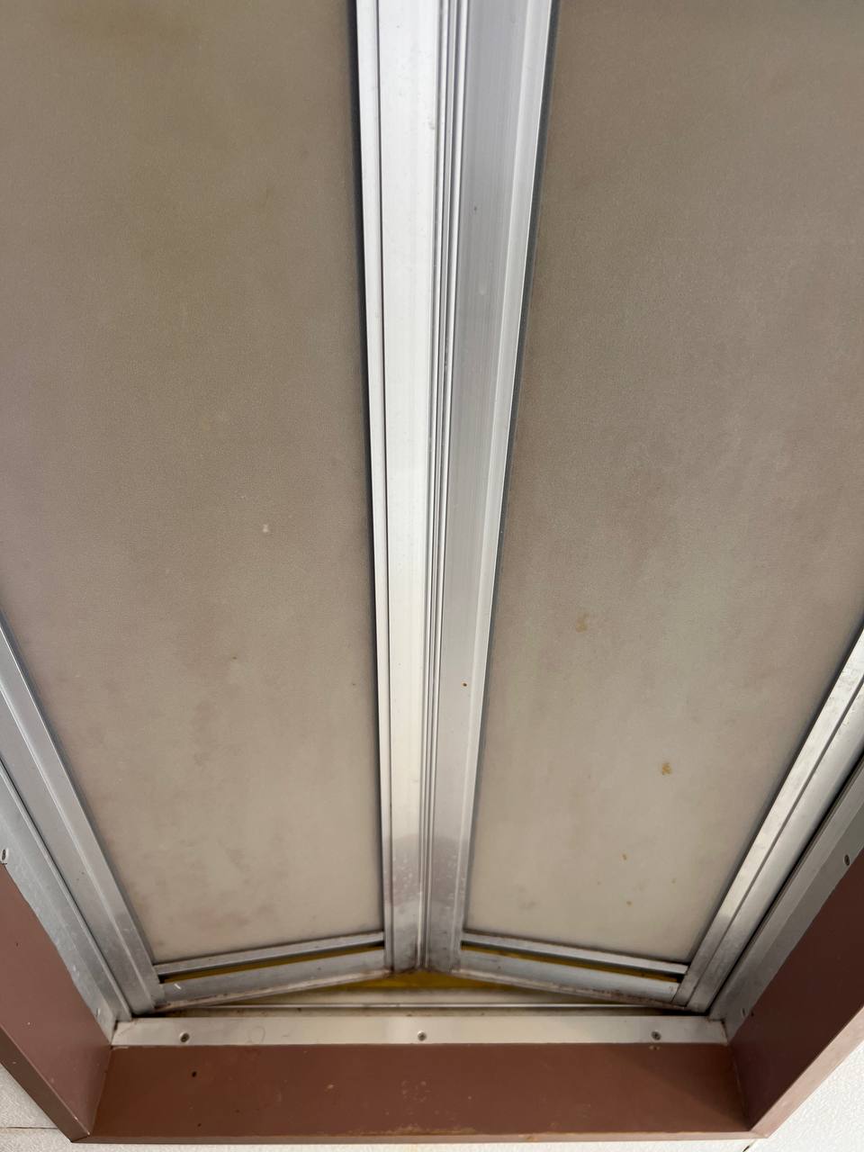 浴室ドアの枠にカビや黒ずみ汚れが付着した清掃前の状態｜おそうじフレッシュ