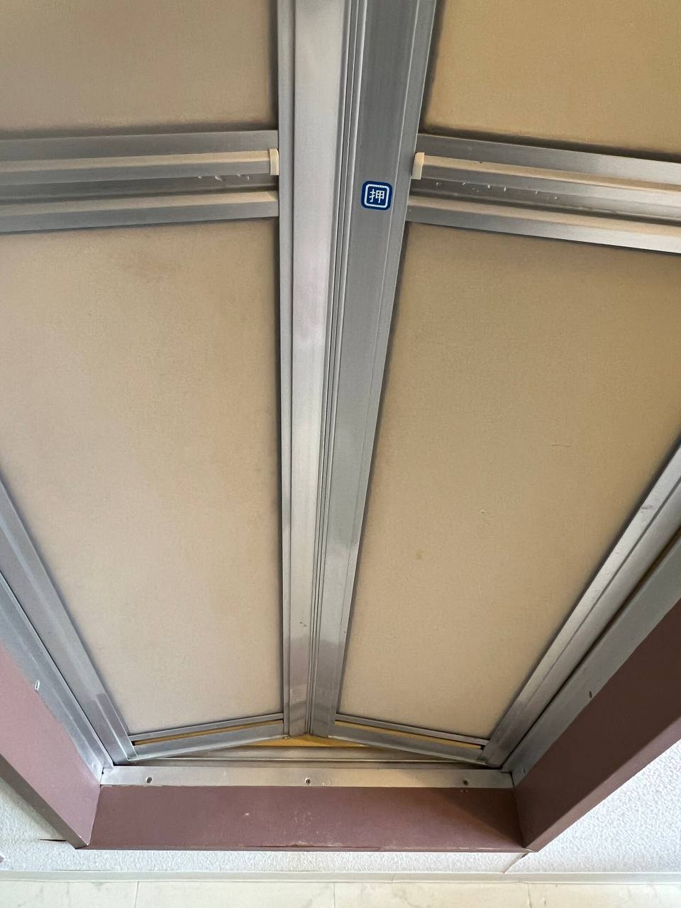 浴室ドアの枠をクリーニングし、カビと黒ずみを除去して明るく清潔に仕上げたafter写真｜おそうじフレッシュ