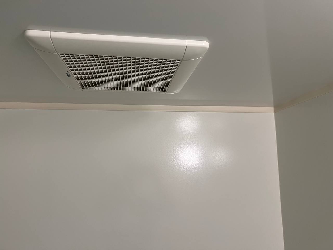 空室クリーニング後の浴室の換気扇仕上がり