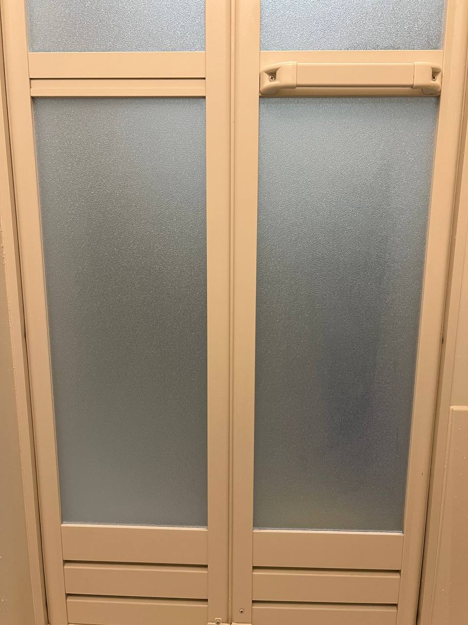 空室クリーニング後の浴室ドアパネルの仕上がり